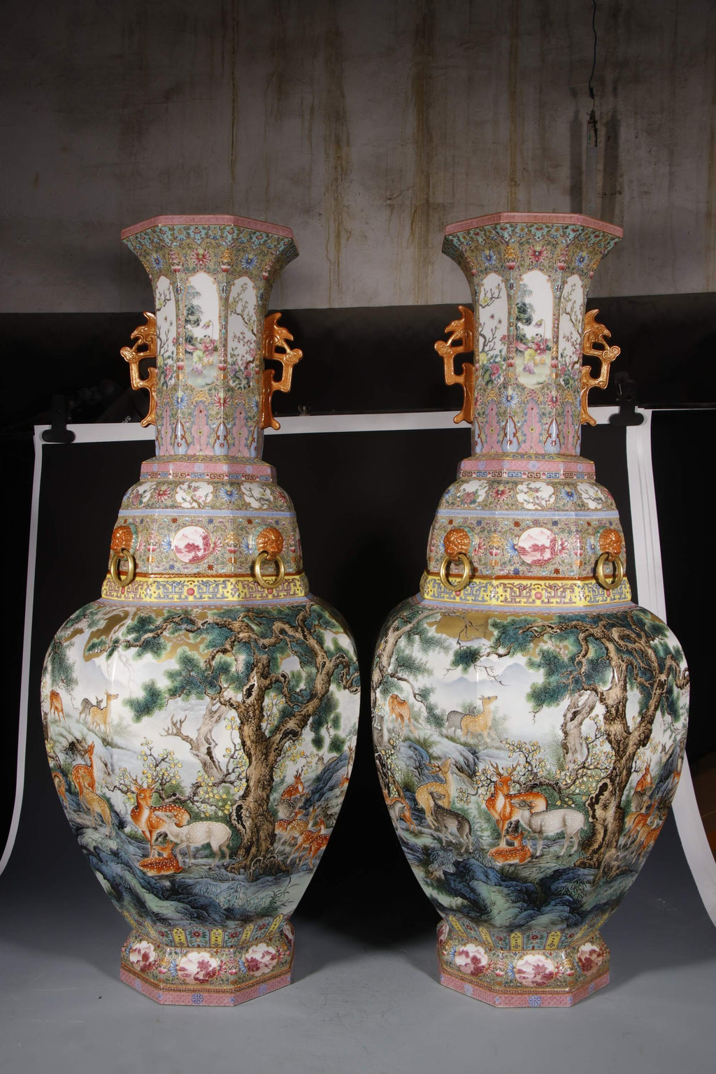 مزهرية صينية مثمنة الأوجه بأسلوب "قويويشيوان" من عهد الإمبراطور تشيان لونغ، مزخرفة بمئة غزال وترمز إلى الارتقاء والرفعة