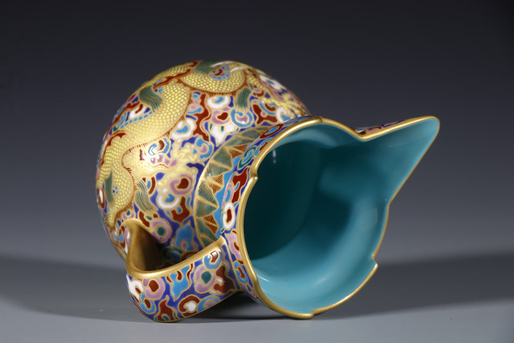 تحفة إمبراطورية نادرة: إبريق شاي "غونغداو" من عهد الإمبراطور تشيان لونغ بتقنية المينا المزخرفة بأسلاك الذهب ونقوش التنين