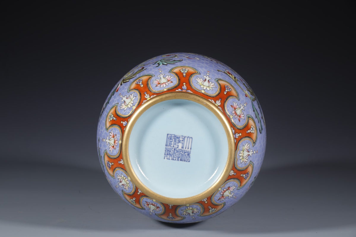 مزهرية فاخرة باللون الأزرق بتقنية النقش الدقيق والخزف المزخرف بالمينا (عهد تشيان لونغ)
