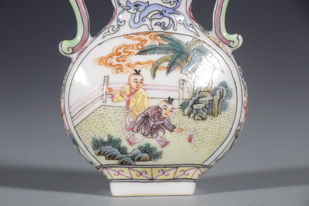 مزهرية قرعية مزدوجة المقابض من الخزف العائلي الوردي بنقوش الأطفال (عهد تشيان لونغ)